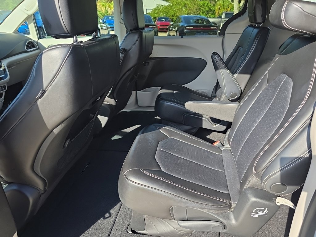 Used 2023 Chrysler Pacifica Touring-L FWD image 8