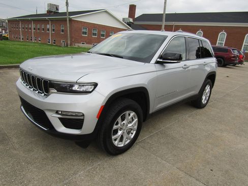 Used 2023 Jeep Grand Cherokee Limited w/ Trailer Tow Prep Group (B) image 8