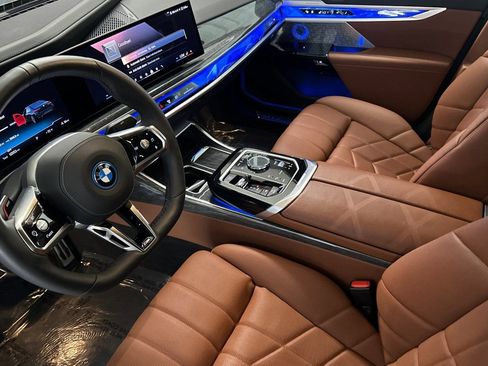 Used 2025 BMW i7 xDrive60 image 4