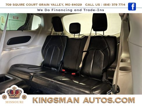 Used 2017 Chrysler Pacifica Touring-L w/ Tire & Wheel Group FWD image 29