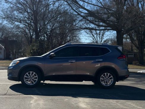 Used 2017 Nissan Rogue SV FWD image 3