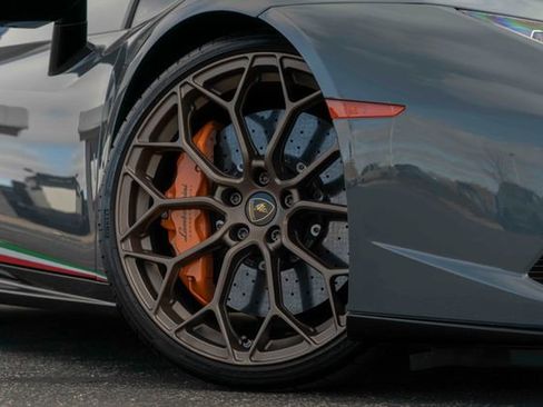 Used 2018 Lamborghini Huracan Performante image 27