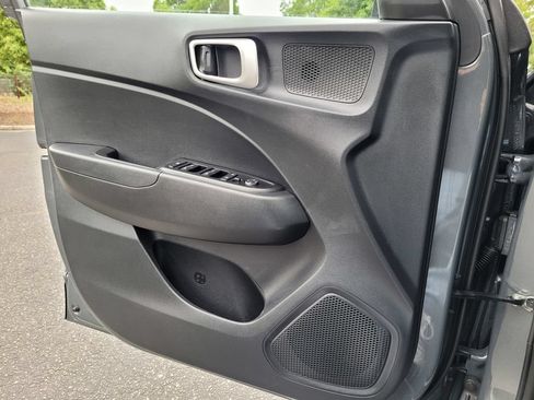 Used 2025 Hyundai Venue SEL FWD image 25