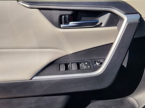 Used 2020 Toyota RAV4 XLE Premium image 23