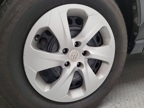 Used 2021 Toyota RAV4 LE FWD image 31