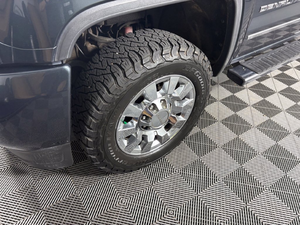 Used 2019 GMC Sierra 2500 Denali w/ Duramax Plus Package AWD/4WD image 9