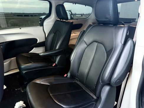 Used 2021 Chrysler Pacifica Touring-L image 12