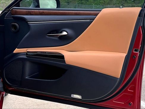 Used 2025 Lexus ES 300h w/ Premium Package image 23