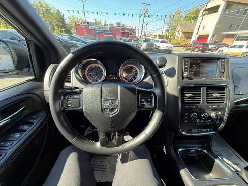 Used 2015 Dodge Grand Caravan SXT image 38