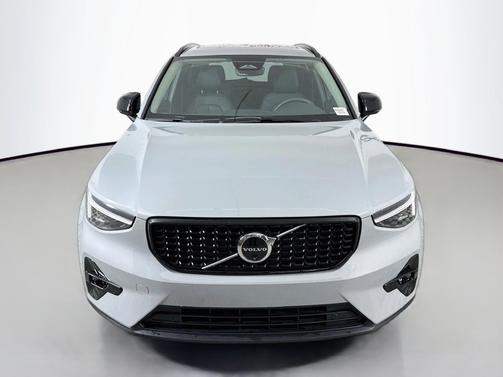 Used 2025 Volvo XC40 B5 Ultra AWD/4WD image 2