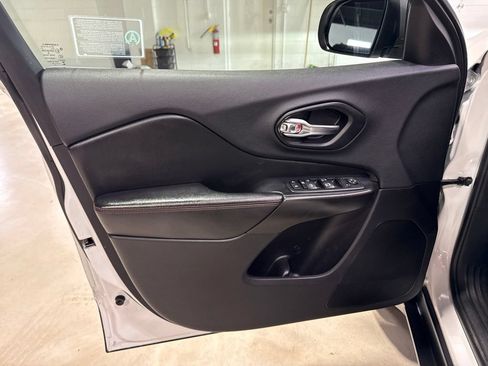 Used 2019 Jeep Cherokee Trailhawk AWD/4WD image 26