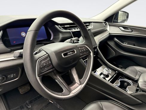 Used 2023 Jeep Grand Cherokee Limited w/ Black Appearance Package image 10