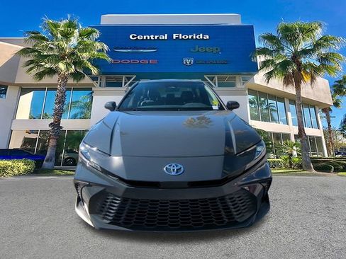 Used 2025 Toyota Camry SE image 3