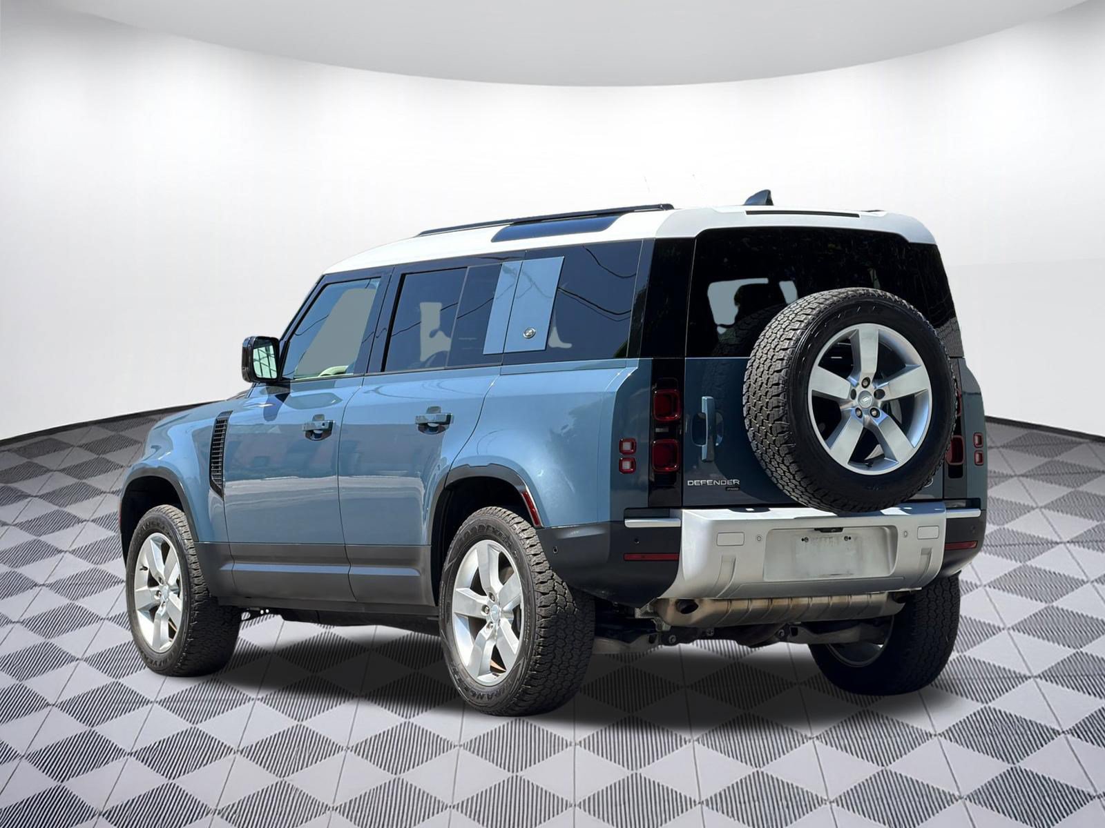 Used 2023 Land Rover Defender 110 SE AWD/4WD image 3