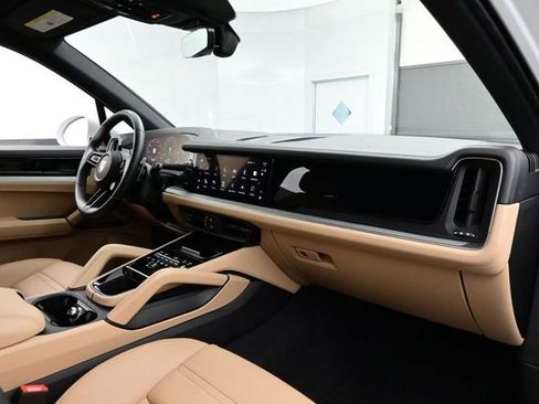 Certified 2025 Porsche Cayenne AWD/4WD image 17