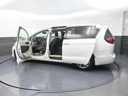 Used 2018 Chrysler Pacifica Touring Plus w/ Tire & Wheel Group FWD image 41