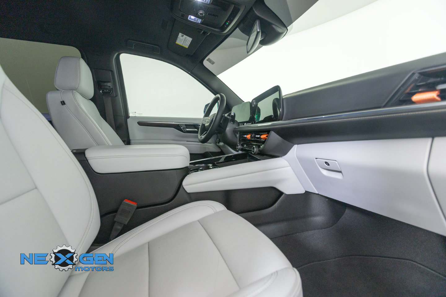 Used 2025 Chevrolet Suburban Premier AWD/4WD image 7