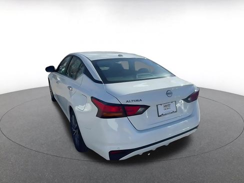 Used 2025 Nissan Altima 2.5 SV image 11