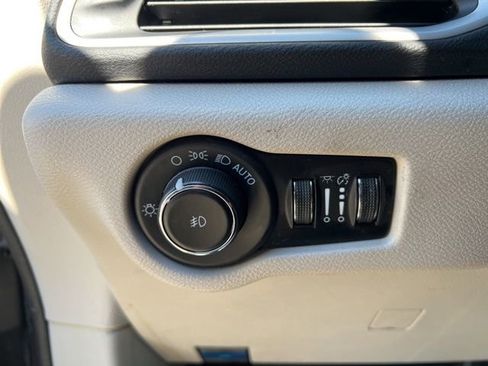 Certified 2023 Chrysler Pacifica Touring-L image 19