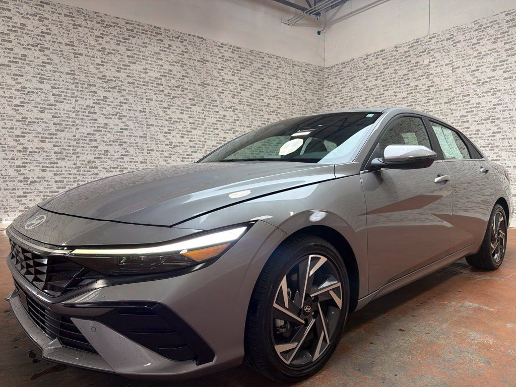 Certified 2024 Hyundai Elantra Limited FWD image 3
