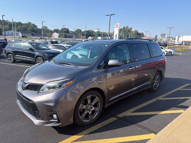 Used 2018 Toyota Sienna SE FWD image 2