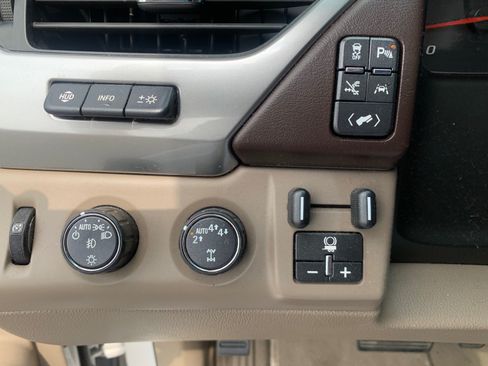 Used 2019 Chevrolet Suburban Premier AWD/4WD image 14
