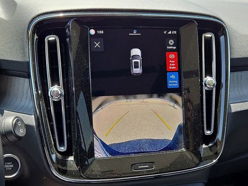 Certified 2025 Volvo XC40 B5 Core AWD/4WD image 29