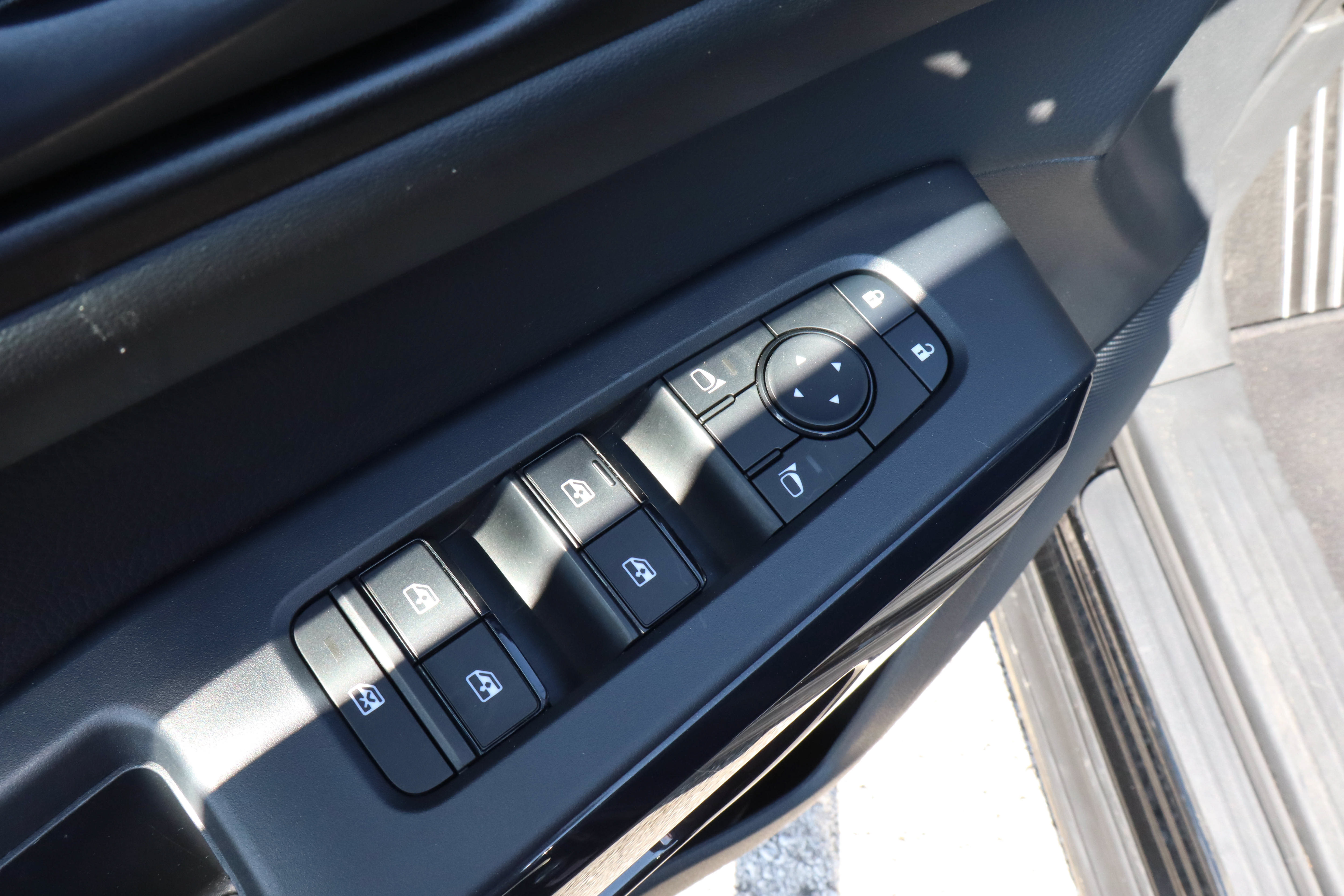 Used 2025 Nissan Pathfinder SV FWD image 14