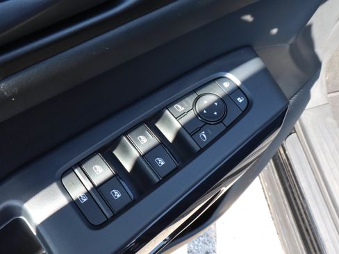 Used 2025 Nissan Pathfinder SV FWD image 14
