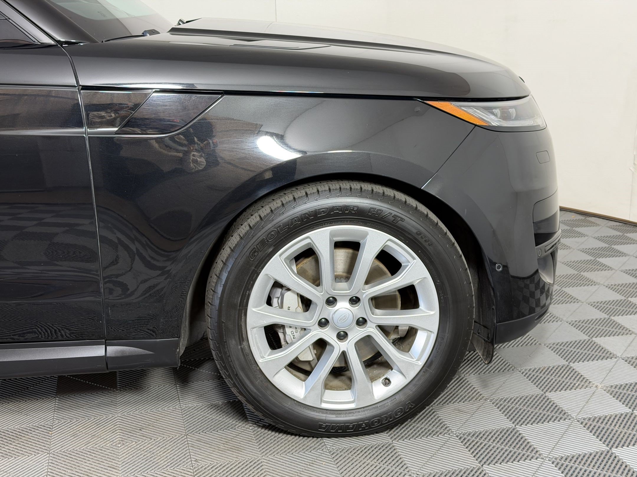 Used 2025 Land Rover Range Rover Sport SE AWD/4WD image 13