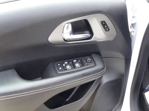 Certified 2025 Chrysler Pacifica Select FWD image 15