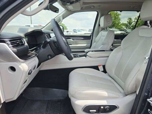 Used 2024 Jeep Wagoneer 4WD w/ Premium Group I image 13