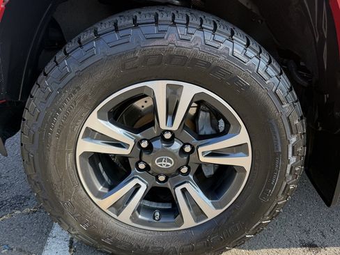 Used 2017 Toyota Tacoma TRD Sport w/ Premium & Technology Package AWD/4WD image 12