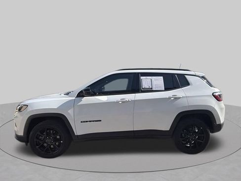 Used 2025 Jeep Compass Latitude w/ Convenience Group AWD/4WD image 2