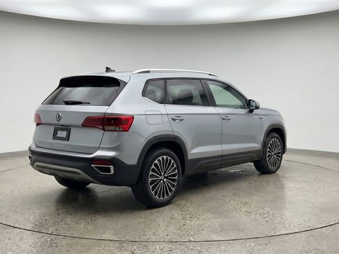 Used 2025 Volkswagen Taos SE FWD image 9