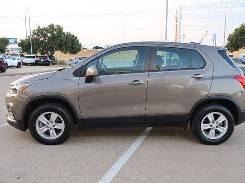 Used 2021 Chevrolet Trax LS AWD/4WD image 2