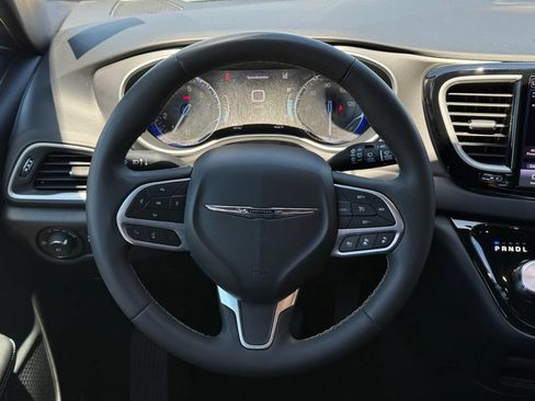 Used 2025 Chrysler Pacifica Select FWD image 19