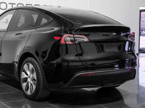 Used 2021 Tesla Model Y Long Range image 16
