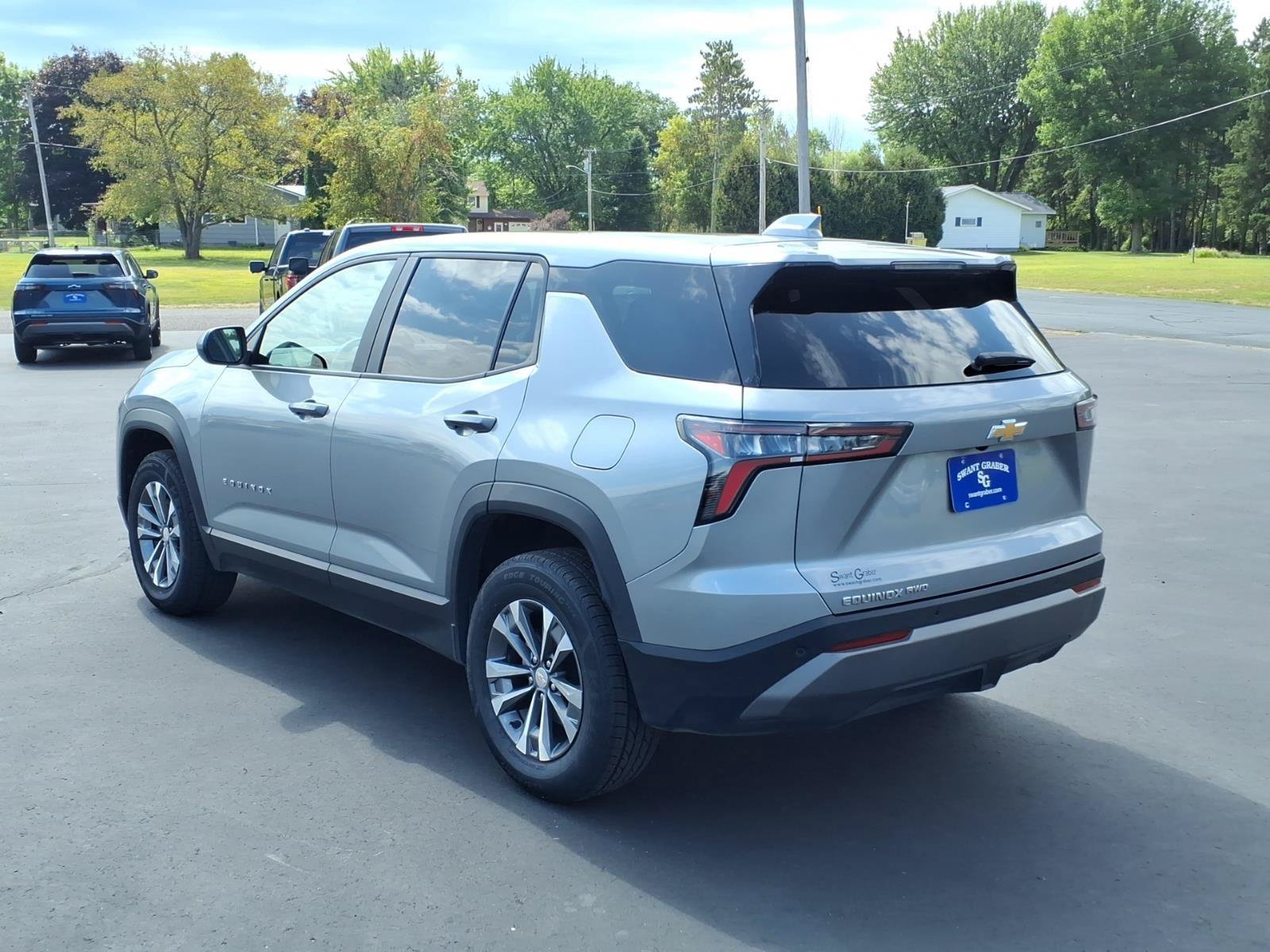 Used 2026 Chevrolet Equinox LT AWD/4WD image 3