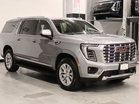 Used 2025 GMC Yukon XL Denali AWD/4WD image 7