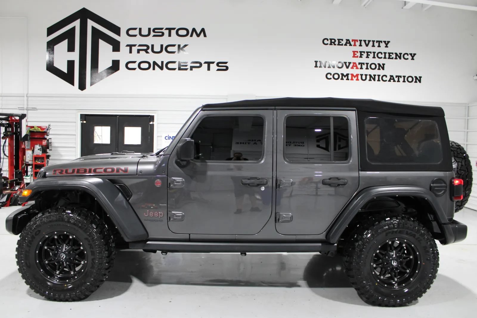 Used 2022 Jeep Wrangler Unlimited Rubicon w/ LED Lighting Group AWD/4WD image 36