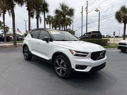 Used 2022 Volvo XC40 T5 R-Design image 2