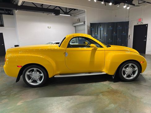 Used 2004 Chevrolet SSR w/ Preferred Equipment Group RWD image 10