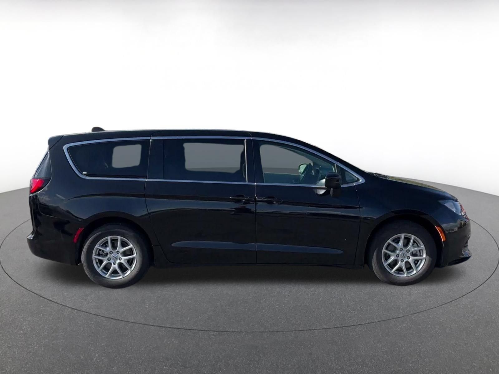 Used 2024 Chrysler Voyager LX FWD image 15