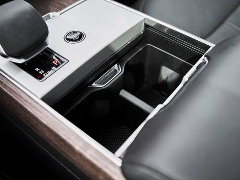 Used 2025 Land Rover Range Rover Long Wheelbase SE image 64