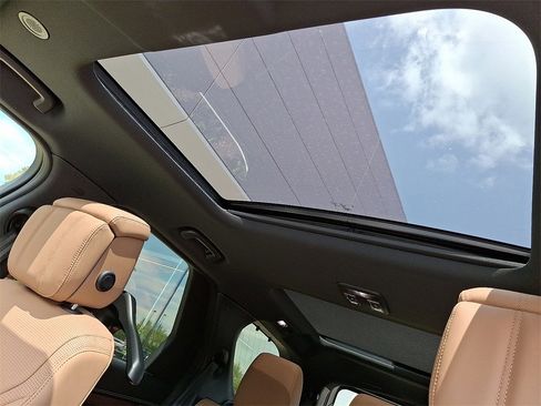 New 2025 Land Rover Discovery Dynamic SE image 10