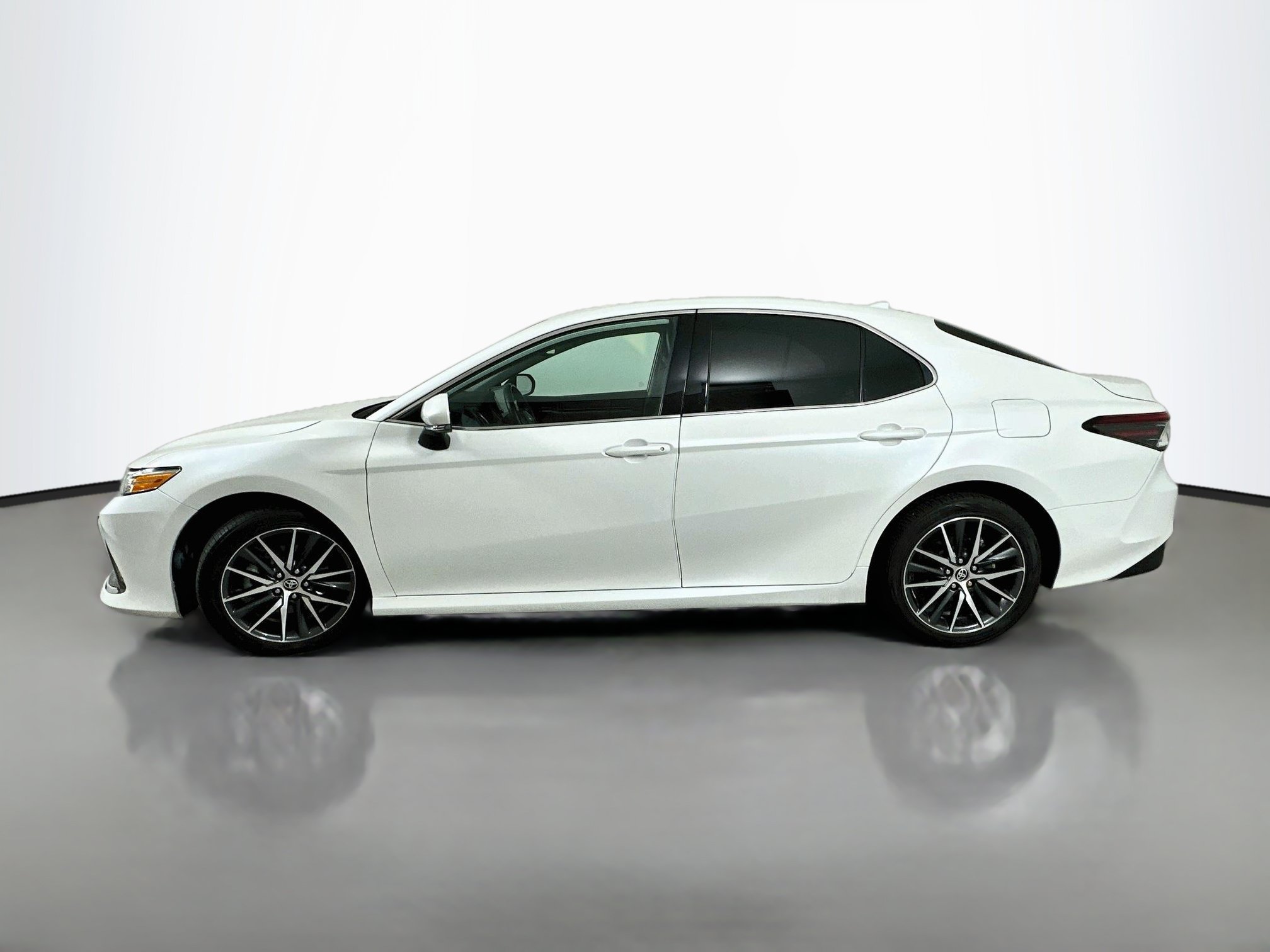Used 2023 Toyota Camry XLE w/ Cold Weather Package AWD/4WD image 4