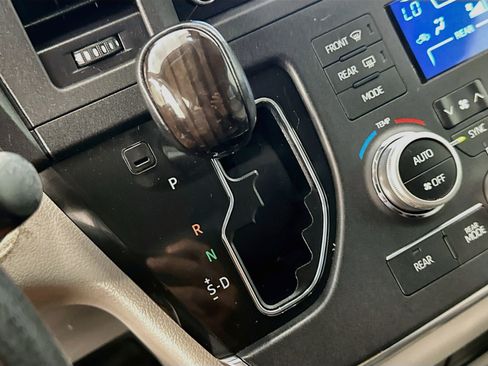 Used 2019 Toyota Sienna XLE w/ XLE Navigation Package AWD/4WD image 25