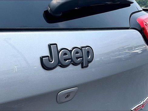 Used 2017 Jeep Cherokee Trailhawk AWD/4WD image 8