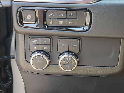 Used 2026 GMC Yukon Denali AWD/4WD image 18